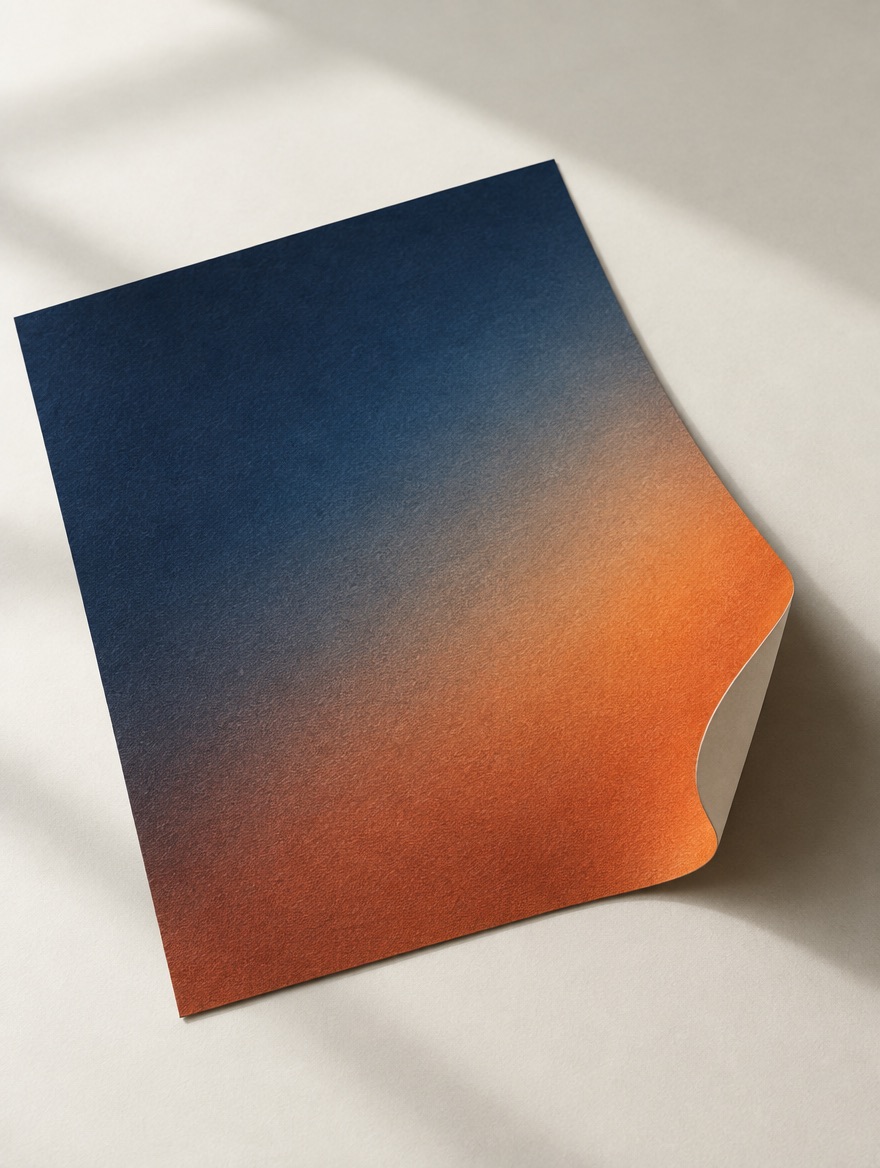 Bedruckter Papierbogen mit Farbverlauf von Tintenblau zu warmem Orange